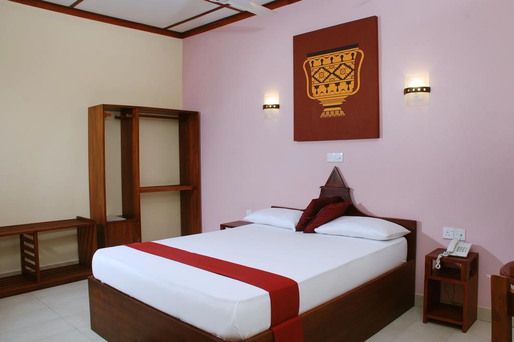 אנוראדפורה The Triangle Hotel מראה חיצוני תמונה
