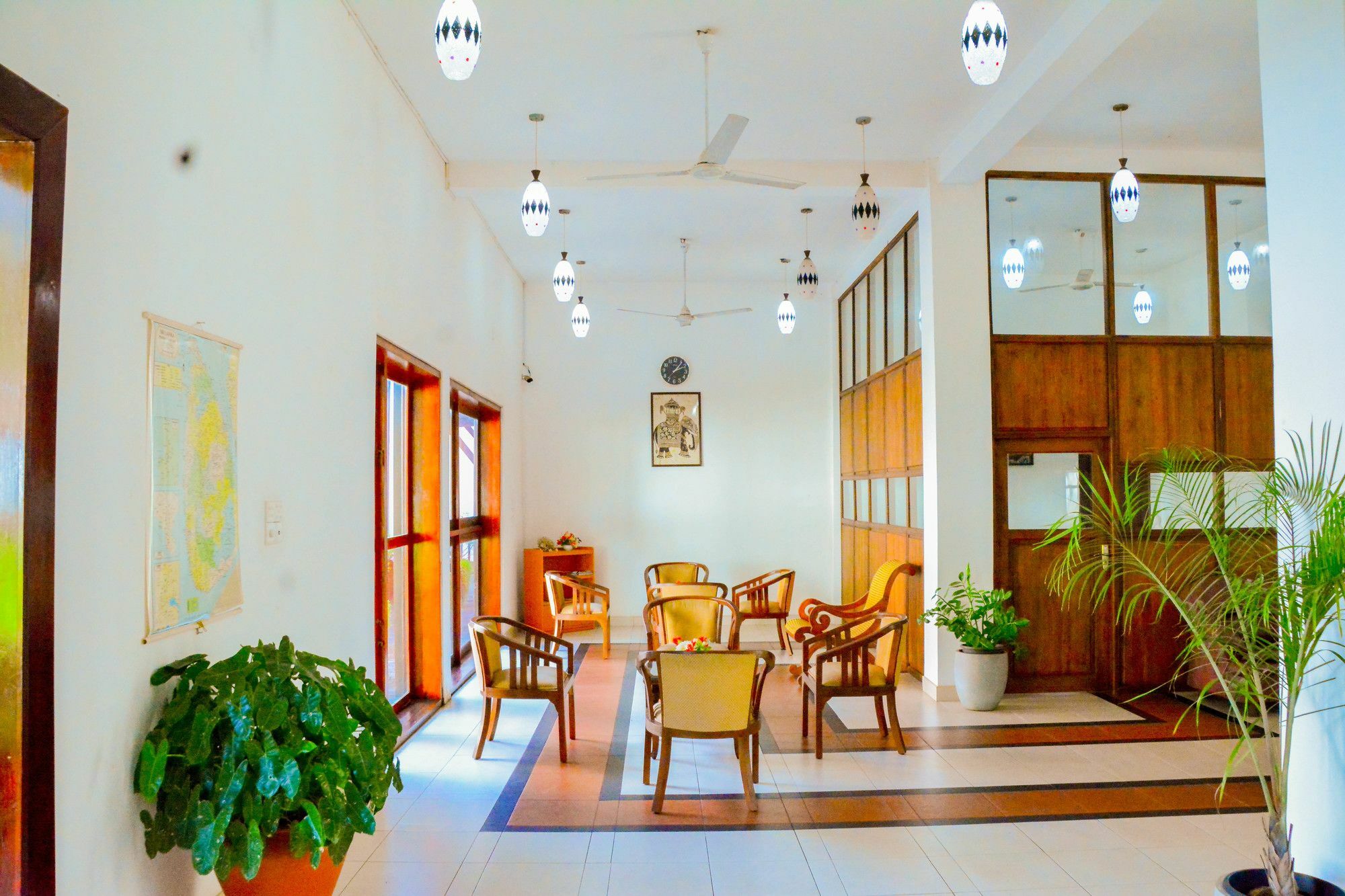 אנוראדפורה The Triangle Hotel מראה חיצוני תמונה