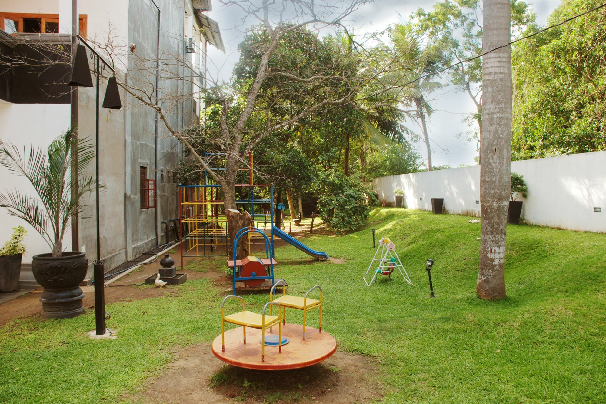 אנוראדפורה The Triangle Hotel מראה חיצוני תמונה
